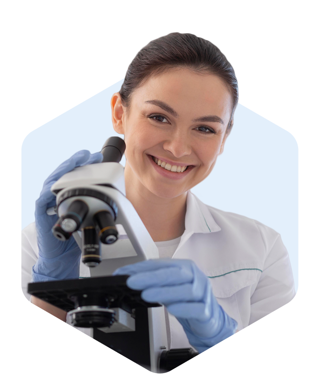 Image décorative d'une scientifique HygiisLab avec un grand sourire